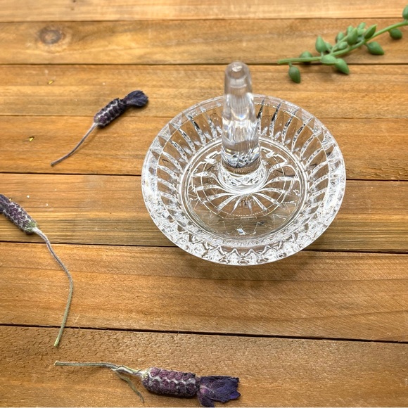 Vintage Elegant Crystal Ring Holder - Picture 1 of 4